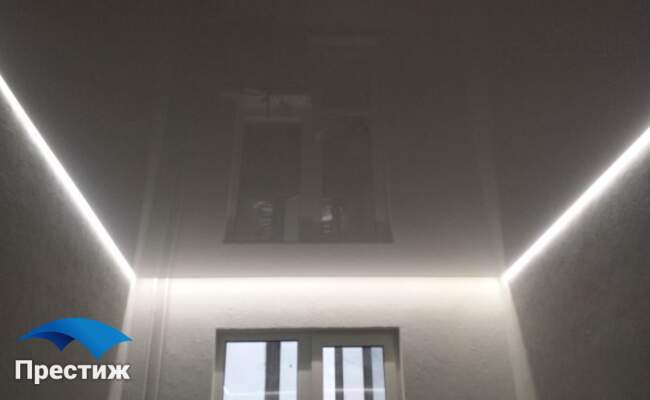 Парящий глянцевый натяжной потолок в гостинной парящий натяжной из глянцевого материала