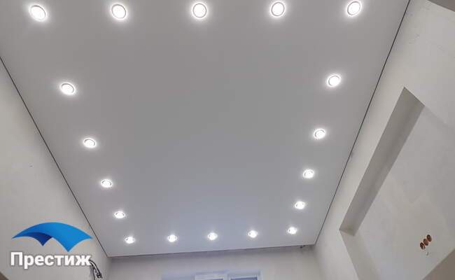 белый потолок со светильниками
