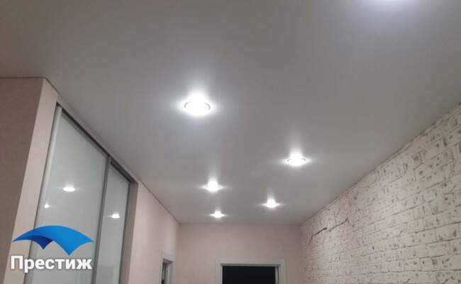 матовый потолок со светильниками в коридоре