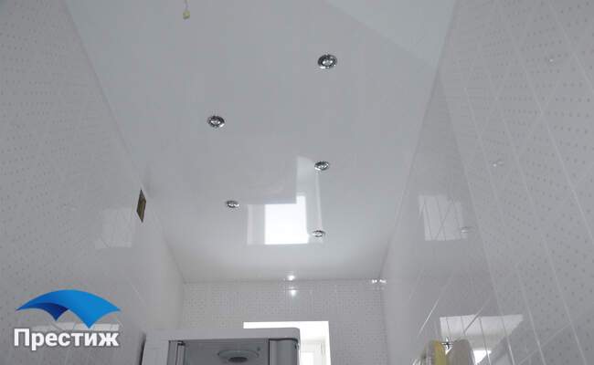белый глянцевый потолок в ванне