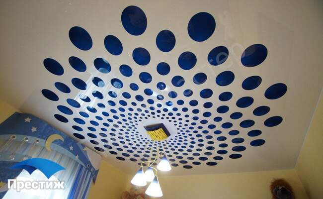 Бело-синий Резной натяжной потолок в гостинной