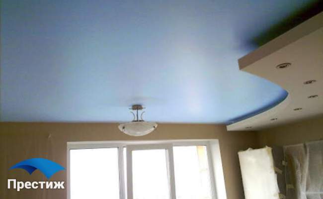 голубой матовый потолок в зале