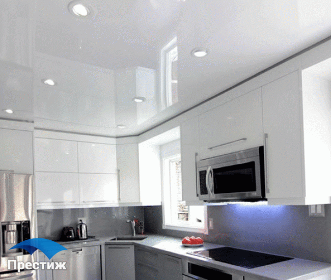 белый глянцевый потолок на кухне