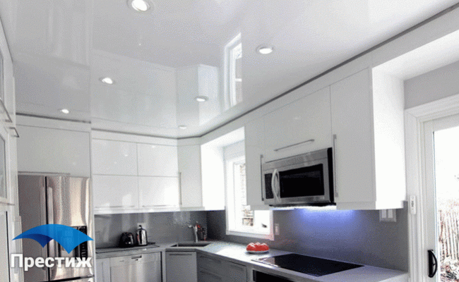 белый глянцевый потолок на кухне