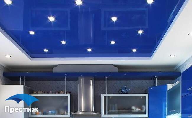 Синий потолок на кухне со светильниками
