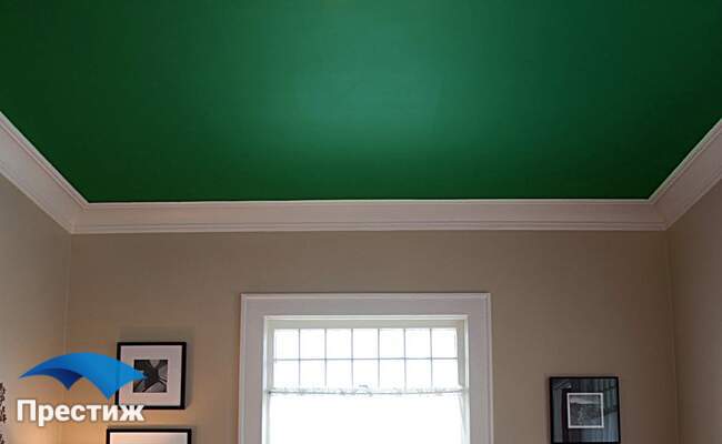 Зеленый потолок в кабинете