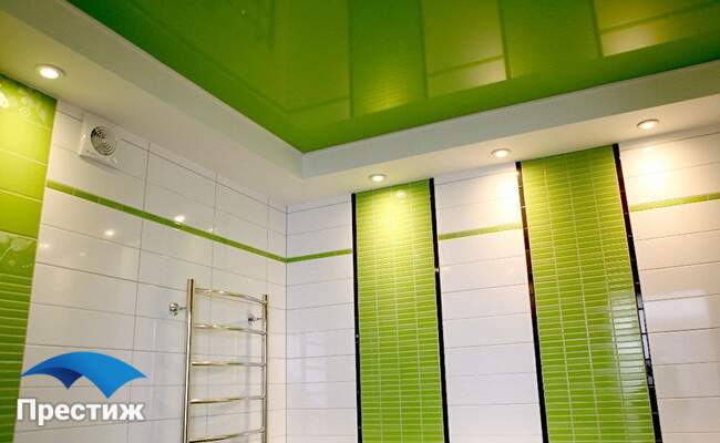 Бело-Зеленый двухуровневый потолок в ванной