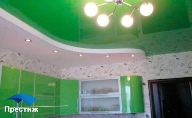 Бело-Зеленый двухуровневый потолок на Кухне