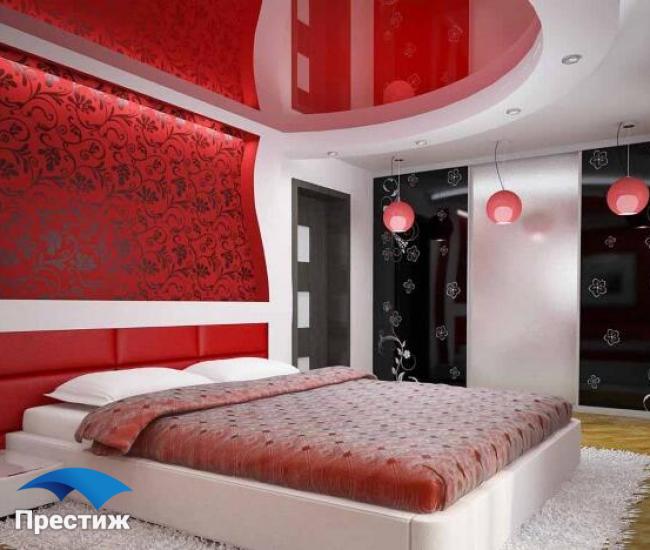 Бело-красный двухуровневый потолок в спальне