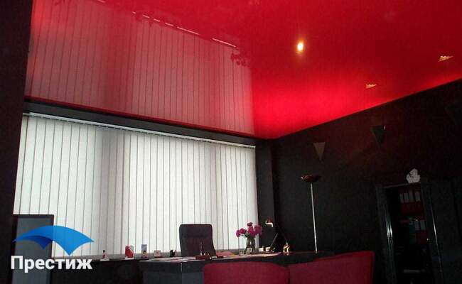 Красный потолок в офисе