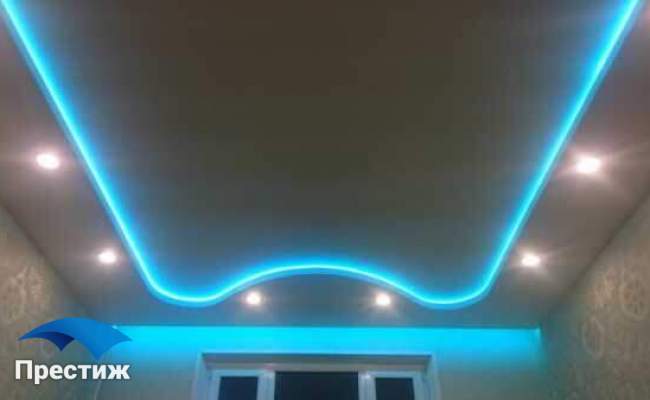 Двухуровневый с подсветкой уровня и точечными светильниками в гостиной