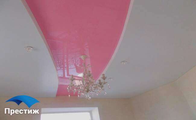 Потолок бело-розовый в двухуровневой конструкции