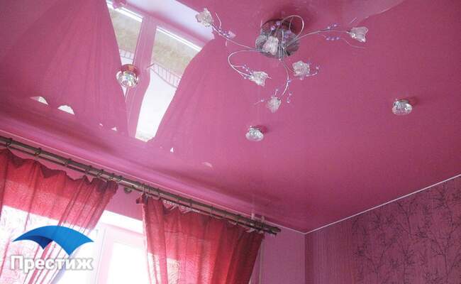 Насыщено розовый глянцевы потолок с люстрой и светильниками