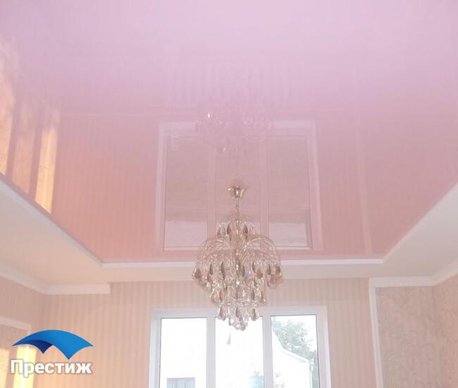 Бледно-розовый натяжной потолок в гостиной