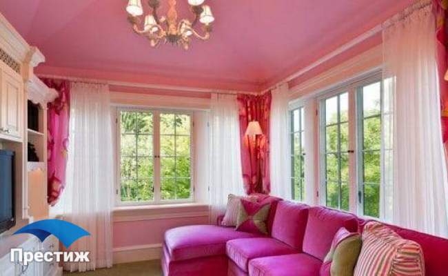 Розовый потолок в частном доме