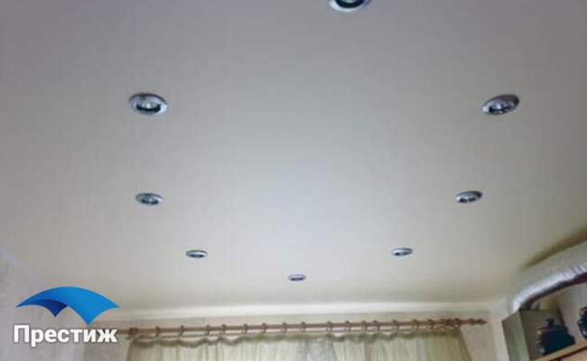 светильники на белом тканевом потолке